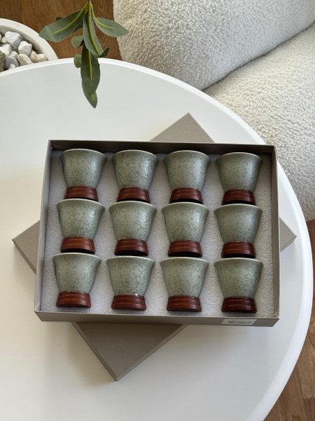 فناجين ساده بورسلان منقط قاعده خشب / 12