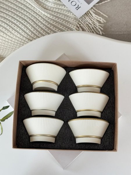 صحون ضيافه مدور مجور بورسلان محزز مذهب (4.5 إنش)