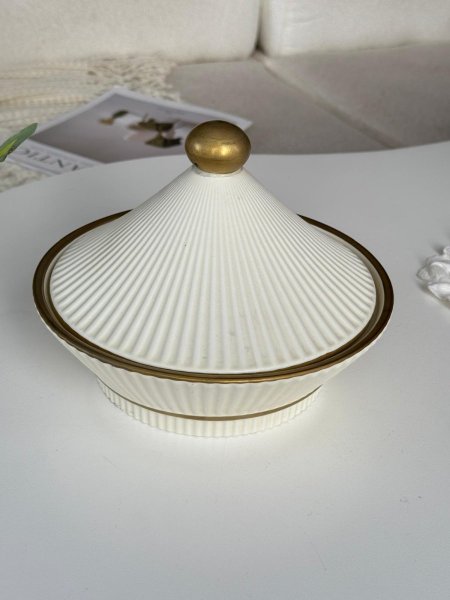 مضيفه مع غطا بورسلان محزز مذهب (8 إنش)