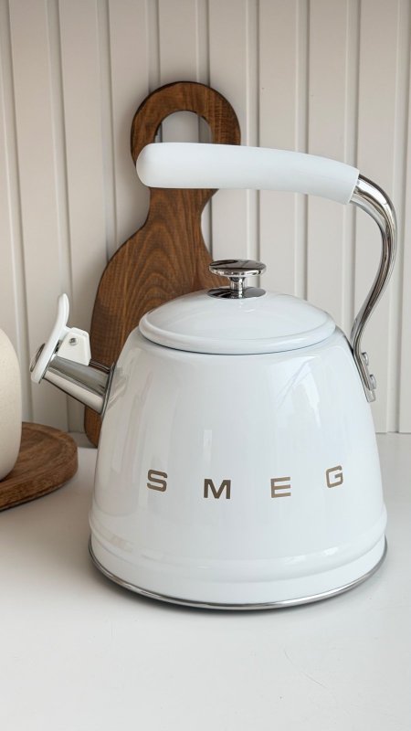 ابريق صفار ستانلس ستيل من SMEG (2.5 لتر)